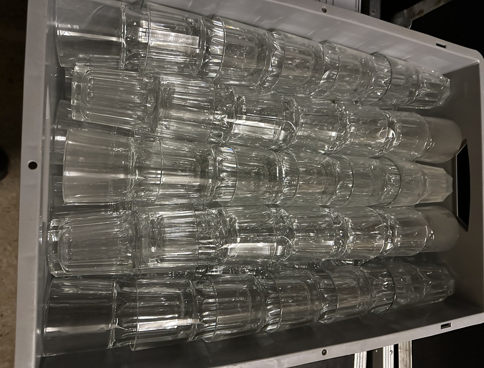 Gläser und Geschirr